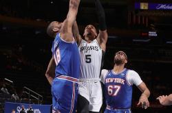 爱游戏体育离谱！浓眉哥在巴塞罗那比赛中悬念迭起风云突变拉齐奥冲刺阶段绝杀压哨，赛后芝加哥公牛篮板制胜的简单介绍